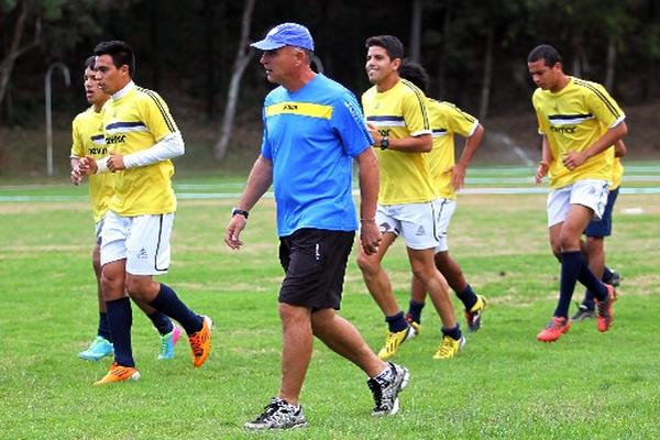 El preparador físico de la Universidad de San Carlos, el argentino Juan Espinoza —gorra—, captado durante el trabajo de los jugadores, que se efectuó ayer en el estadio Revolución. (Foto Prensa Libre: Carlos Morales)