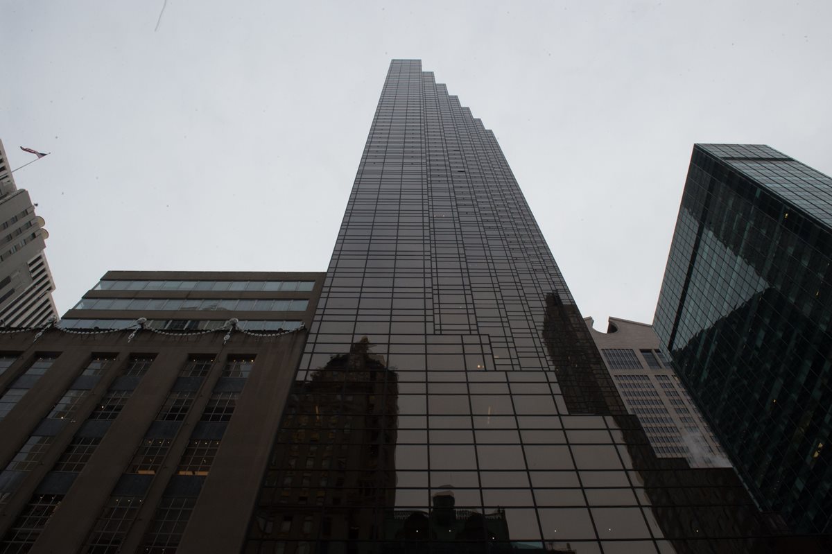 Un incendio en la Trump Tower, en Nueva York, causó heridas graves a una persona la mañana de este lunes. (Foto Prensa Libre: AFP)