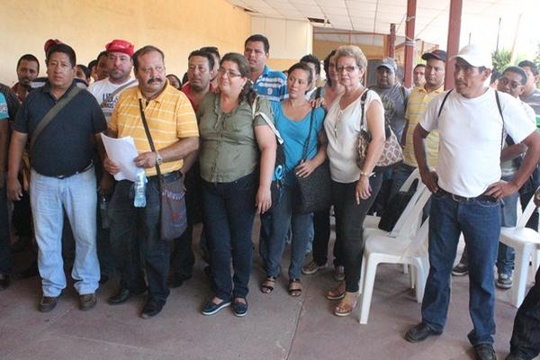 Sindicalistas ocupan la Dirección Departamental de Educación de Chiquimula, para pedir recursos. (Foto Prensa Libre: Edwin Paxtor)<br _mce_bogus="1"/>