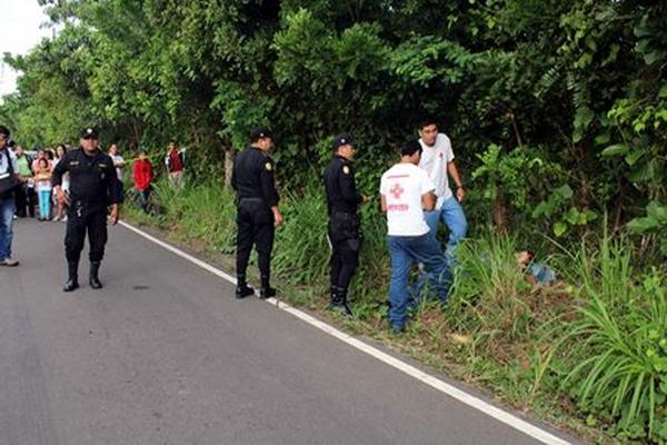 Agentes de la Policía Nacional Civil acordonan el área en donde se encontró a agente de seguridad privado muerto. (Foto Prensa Libre: Rolando Miranda)