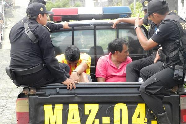 Los hermanos Ángel Santiago de 29 años y Salvador Tziná Sac, de 53, son trasladados al centro preventivo de Mazatenango (Foto Prensa Libre: Omar Méndez)