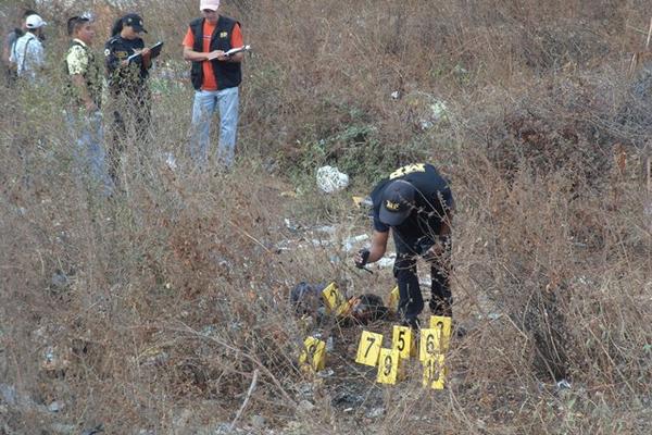 Agentes del Ministerio Pública buscan evidencias en el lugar donde fue hallado el cadáver de un hombre, en la zona 4 de Chiquimula. (Edwin Paxtor)<br _mce_bogus="1"/>