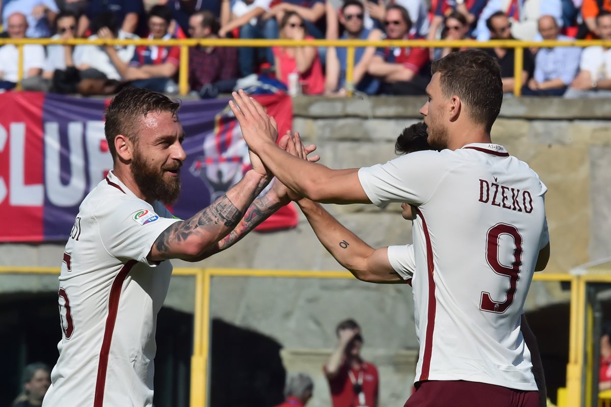 De Rossi y Dzeko celebran la victoria contundente de la Roma. (Foto Prensa Libre: AFP)