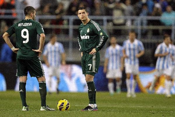 Karim Benzema y Cristiano Ronaldo sufrieron por la derrota de ayer del Madrid contra  el Málaga. (Foto Prensa Libre: EFE)