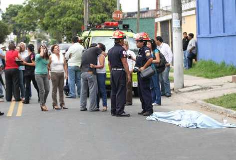 El vehículo fue abandonado a una cuadra del hecho. (Foto Prensa Libre: Erick Ávila)