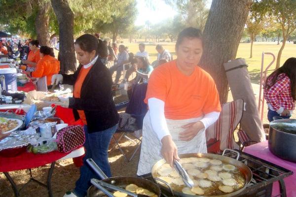 Para recolectar la ayuda, los guatemaltecos organizaron actividades como comida típíca. (Foto Prensa Libre: Alexánder Coyoy)<br _mce_bogus="1"/>