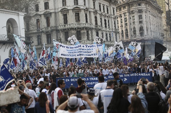 Hebe de Bonafini (c), participa en la "Marcha de la Resistencia".(Foto Prensa Libre: EFE).