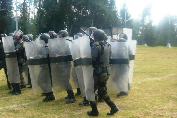 Brigada entrena para mantener orden.