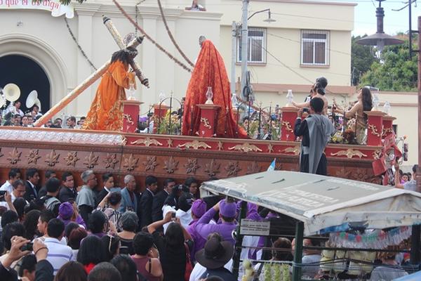 La procesión sale del calvario de la ciudad de Chiquimula. (Foto Prensa Libre: Edwin Paxtor)<br _mce_bogus="1"/>