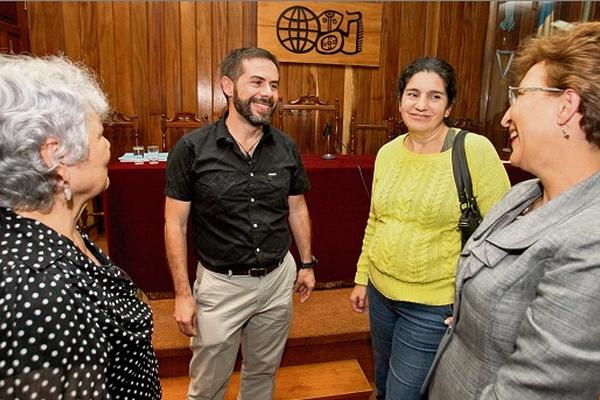 El doctor en lingüística, Sergio Romero, conversa con las investigadoras Idalma Mejía, Linda Asturias y Luisa María Mazariegos.  (Foto Prensa Libre: Edwin Castro)