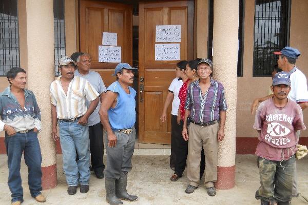 Varios trabajadores de la comuna de Santa Ana se  apostaron frente al edificio, luego de paralizar labores, para patentizar su descontento.