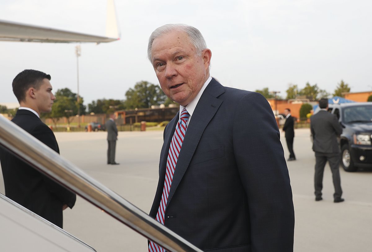 Sessions quiere aniquilar a las violentas pandillas en el Triángulo Norte". (Foto Prensa Libre: AP)