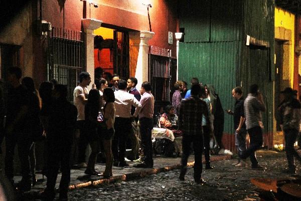 Grupo de  personas permanece frente a una discoteca, en  la ciudad colonial.