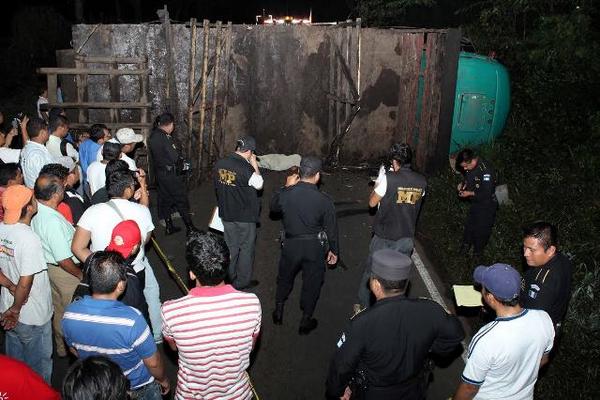 Agentes del MP y PNC recaban indicios en el lugar del accidente. (Foto Prensa Libre: Rolando Miranda)<br _mce_bogus="1"/>