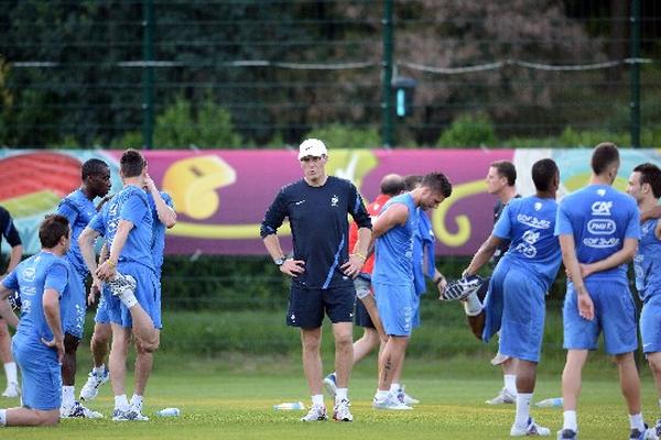 Laurent Blanc (centro), durante la práctica de les Bleus en Kircha, donde dos de sus jugadores estelares no entrenaron para evitar lesiones. (Foto Prensa Libre: AFP)