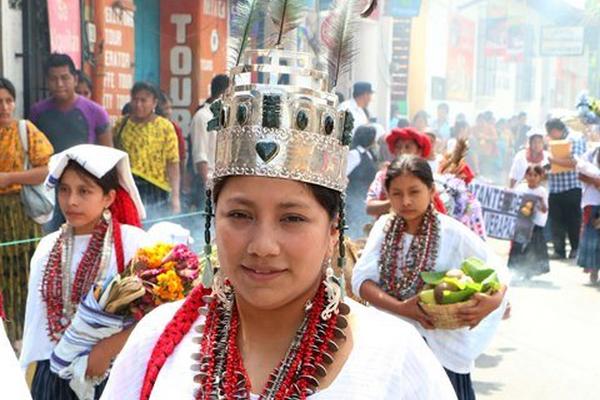 Leslie Yesenia Tupil Suc investirá a la nueva Rabín Ajaw en la culminación del Festival folclórico, en Cobán. (Foto Prensa Libre: Eduardo Sam)