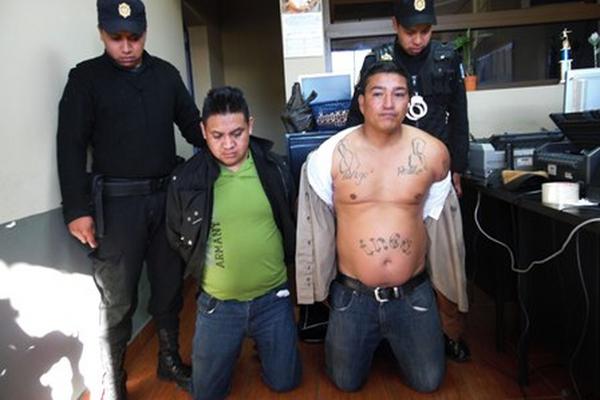 Jaime Erwin Macario; de 26 años y Paul Alberto Calderón Cruz de 42, nicaragüense fueron apresados esta mañana en Tecpán, Chimaltenango. (Foto Prensa Libe: José Rosales)