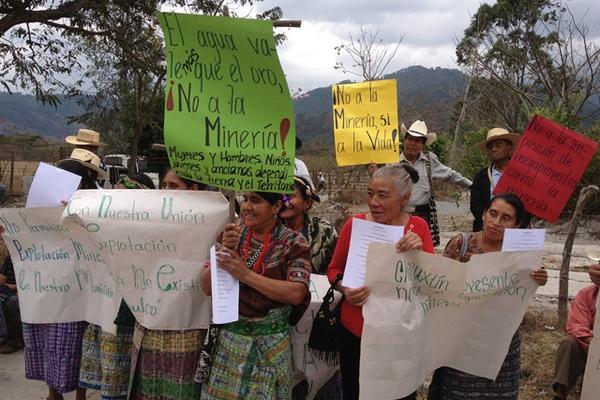 Líderes denuncian que la práctica minera contaminará sus comunidades. (Foto Prensa Libre: Carlos Grave)