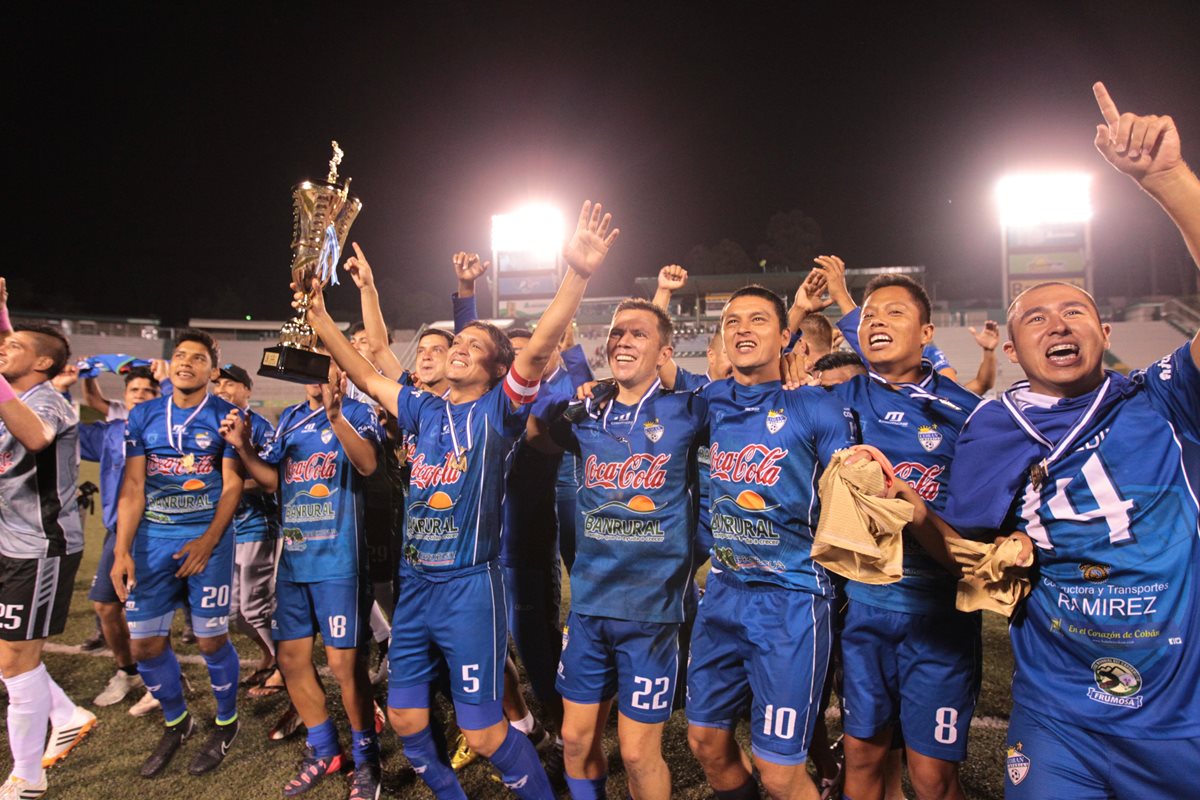 Los jugadores de Cobán celebran el título con el trofeo de campeones de la Primera División. (Foto Prensa Libre: Norvin Mendoza)