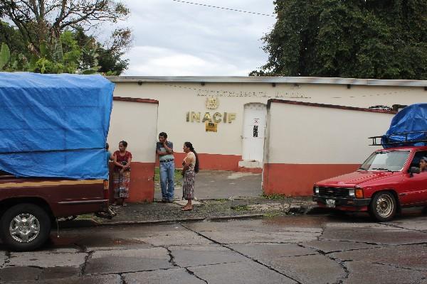 Parientes de   víctima esperan cadáver.