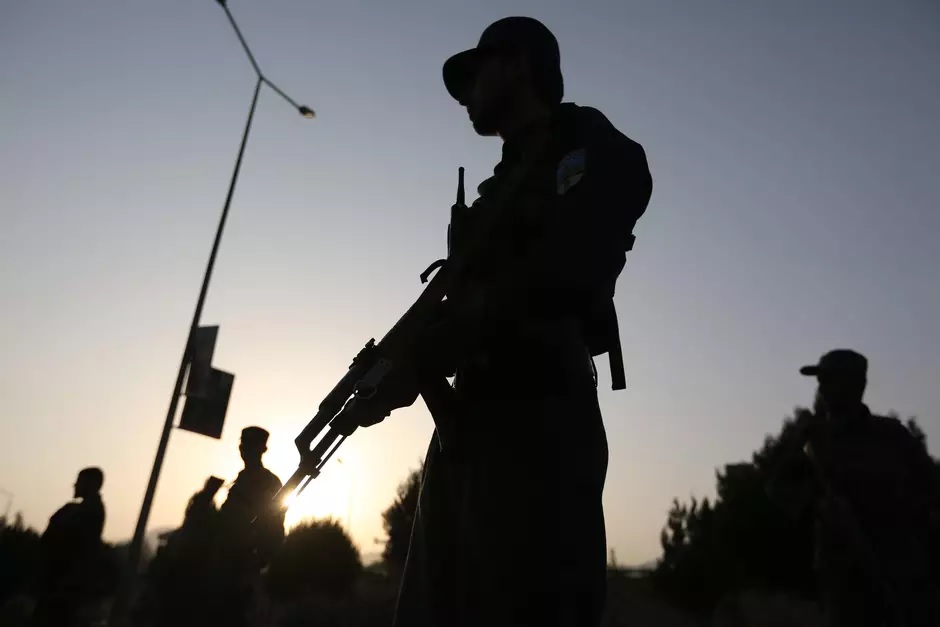 Miembros de las fuerzas de seguridad afganas hacen guardia tras un ataque a la Universidad Americana en Afganistán en Kabul, Afganistán. (Foto Prensa LIbre: AP)