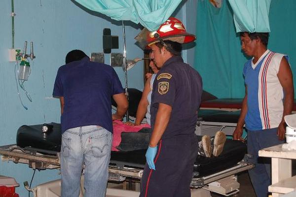 Mujer recibe atención médica en el hospital. (Foto Prensa Libre: Alex Coyoy)<br _mce_bogus="1"/>