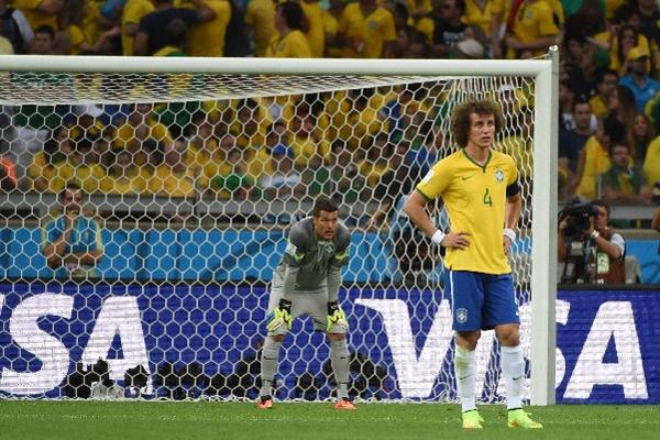 David Luiz fue de los jugadores que más corrió y alentó a sus compañeros durante el juego. (Foto Prensa Libre: AFP)