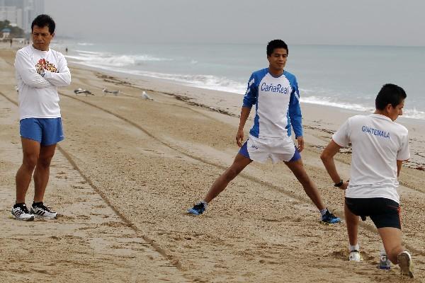 El entrenador Carlos Trejo —izquierda—, durante la práctica de ayer, en la playa. (Foto Prensa Libre: Eduardo González)