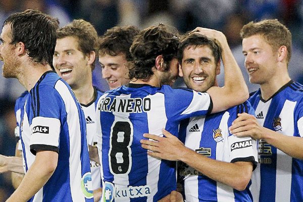 Los jugadores de la Real Sociedad celebran el gol de Markel Bergara en el estadio de Anoeta de San Sebastián. (Foto Prensa Libre: EFE).