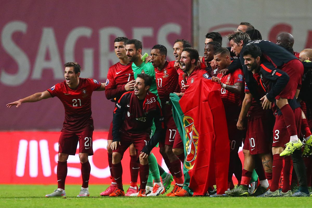 Los jugadores de Portugal celebran su clasificación a la Eurocopa 2016 luego vencer a Dinamarca. (Foto Prensa Libre: EFE)