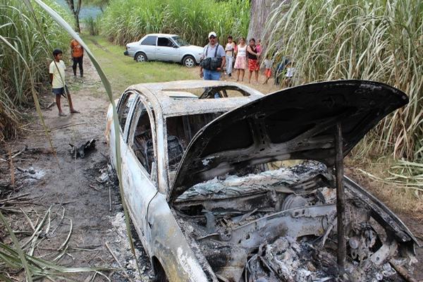 Pobladores localizaron un vehículo calcinado en un sector de Santa Rosa, pero el hecho ocurrió en la madrugada indicaron vecinos. (Foto Prensa Libre: Oswaldo Cardona)