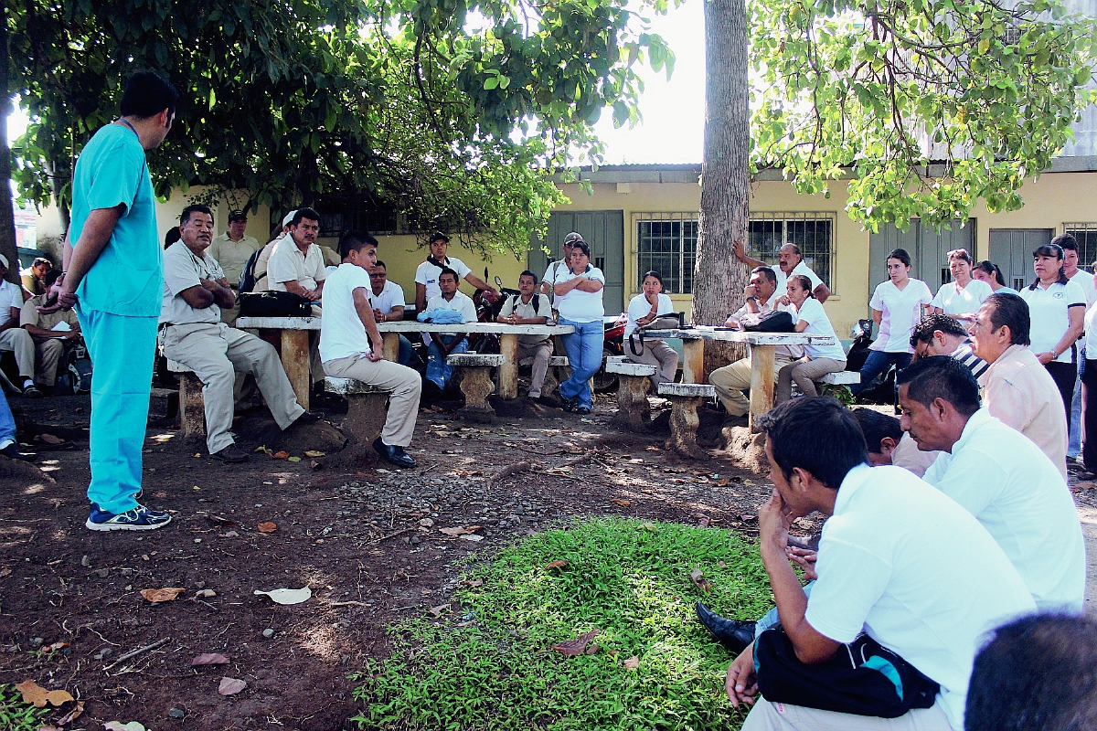 Salubristas de Coatepeque, Quetzaltenango, permanecen en asamblea de información, debido al impago de salarios. (Foto Prensa Libre: Alexánder Coyoy)