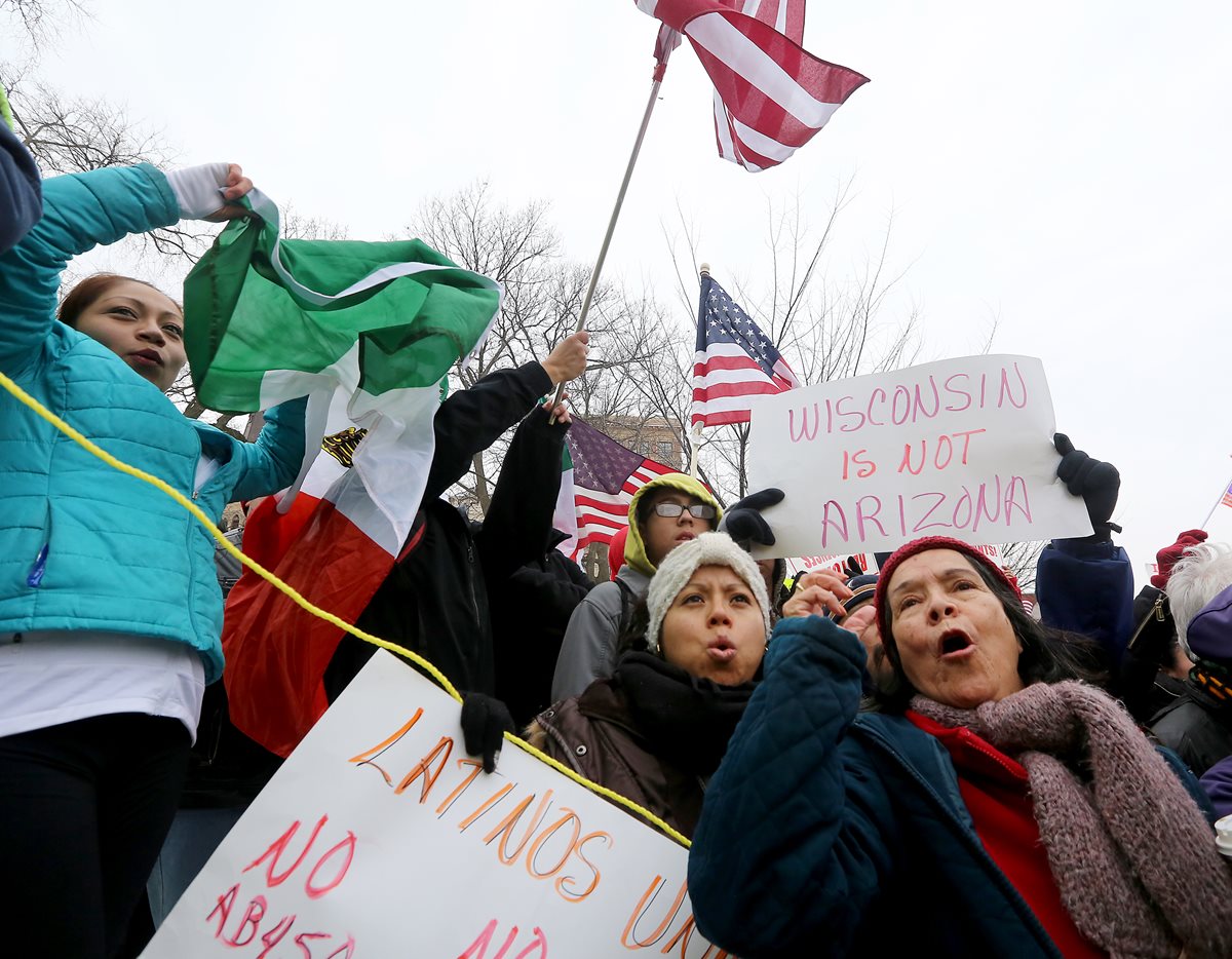 Los inconformes durante la protesta llamada “Un día sin inmigrantes ni latinos en Wisconsin”. (Foto Prensa Libre: AP).