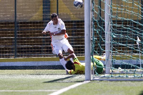 Luis Ruiz —izquierda— anota el segundo gol de Mixco, en el encuentro que se disputó ayer en San Miguel Petapa. (Foto Prensa Libre: Jesús Cuque)