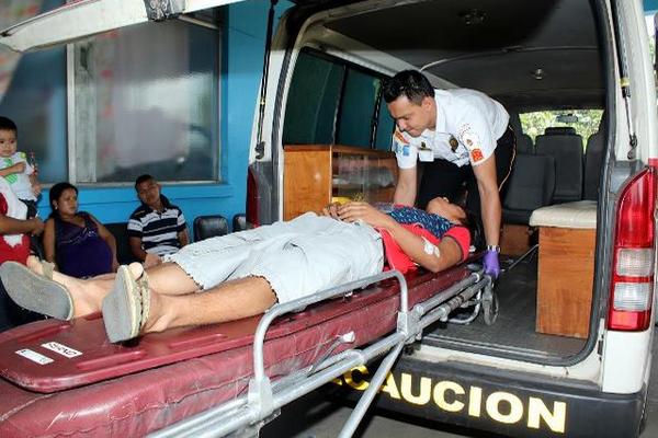 José Manuel Sopón De León es ingresado a la Emergencia del Hospital Nacional de Retalhuleu.