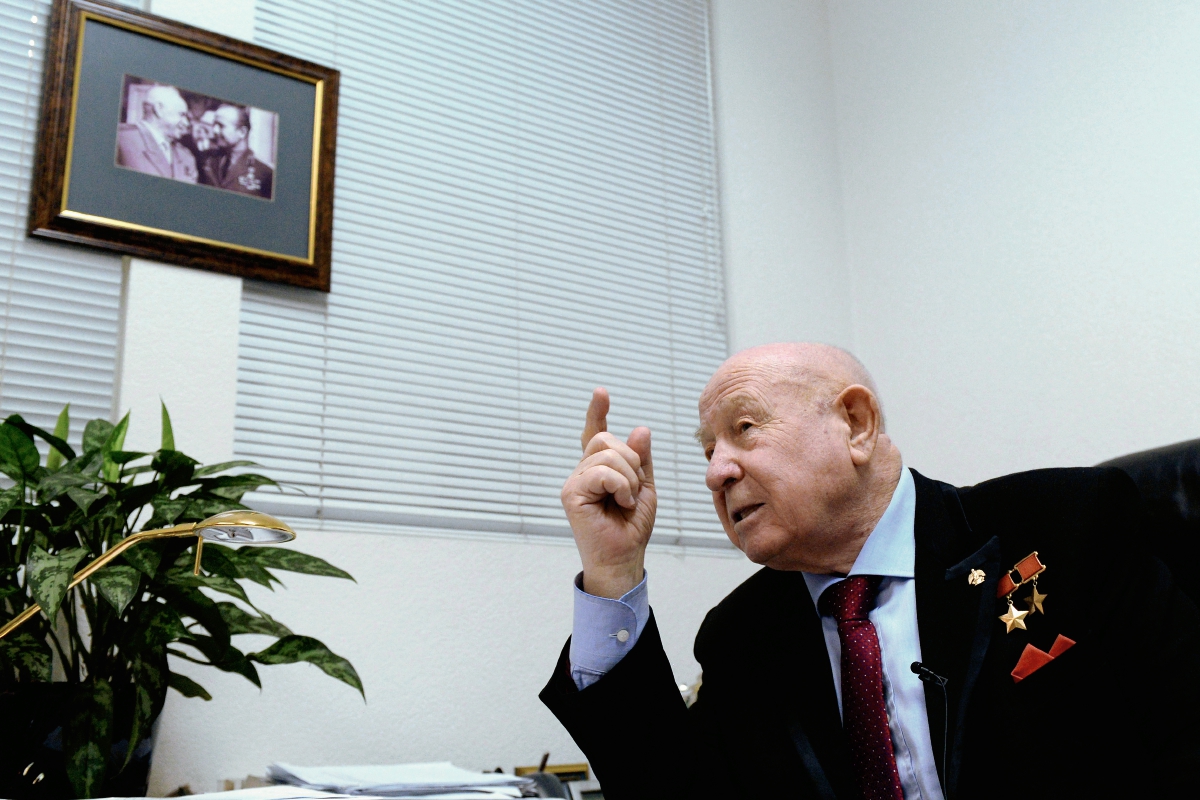 Alexei Leonov cosmonauta ruso, quien fue el primer hombre en flotar en el espacio. (Foto Prensa Libre:AFP)