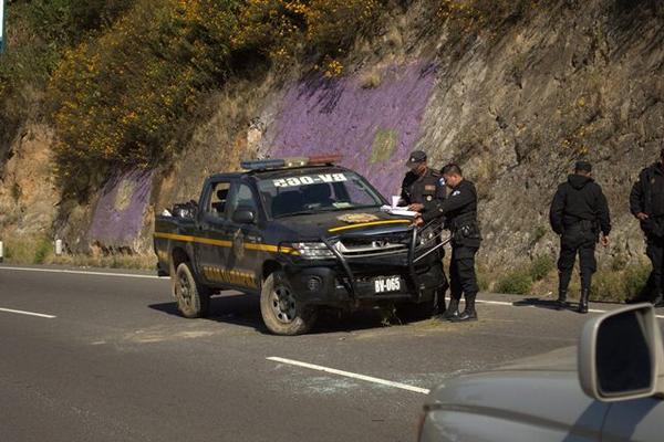 El autopatrulla de la PNC volcó en el km 186 de la ruta Interamericana, San Cristóbal Totonicapán, Totonicapán. (Foto Prensa Libre: Édgar Domínguez).