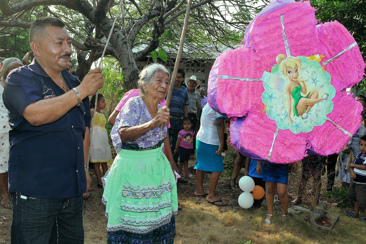 Doña Aurelia  Juárez celebra sus 104 años, en San Vicente Pacaya, Coatepeque, Quetzaltenango, junto a su  familia. (Foto Prensa Libre: Edgar Girón)