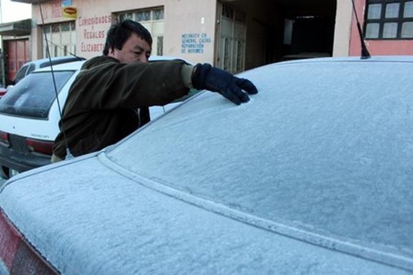 Vecino muestra la escarcha que se formó sobre su vehículo por las bajas temperaturas <strong>(Foto. Prensa Libre. Carlos Ventura)</strong><br _mce_bogus="1"/>