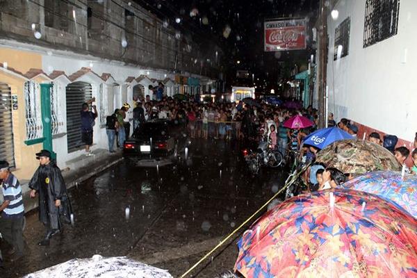 Un comerciante fue asesinado cuando mostraba varios locales a unos sujetos, quienes le dispararon. (Foto Prensa Libre: Rolando Miranda)<br _mce_bogus="1"/>