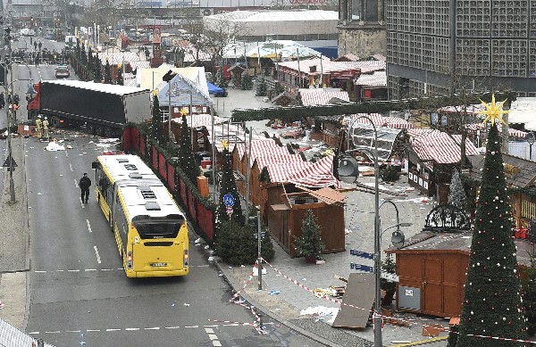 Daños materiales causados por un camión (i, detrás) en mercado navideño en Berlín. (Foto Prensa Libre: EFE)