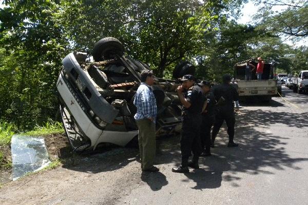 Camión volcado, en Río Bravo.