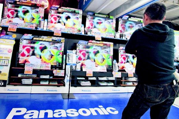 Sony y Panasonic anularán su programa de desarrollo conjunto de pantallas oled (diodos orgánicos emisores de luz), al verse incapaces de establecer un modelo de producción rentable, explicaron hoy fuentes de ambas empresas a la agencia Kyodo. (Foto Prensa Libre: EFE)