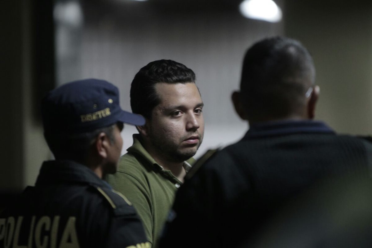 César Rogelio Guevara Deras, hijo de la jueza del Tribunal Quinto Penal, implicado en el ataque contra un peatón en la zona 1. (Foto Prensa Libre: É Ávila)