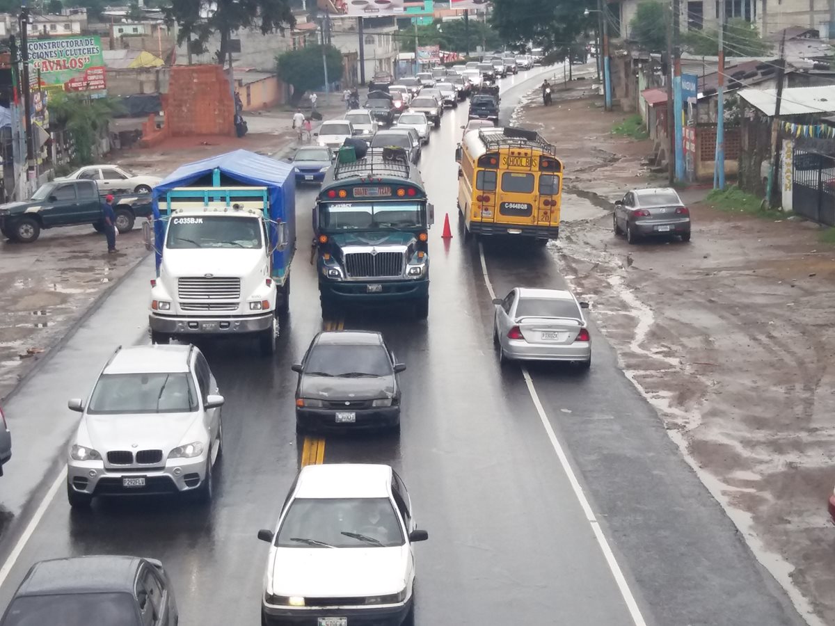 El doble carril con sentido a la capital busca reducir el impacto vehicular en la ruta Interamericana. (Foto Prensa Libre: Víctor Chamalé)