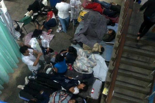 Un grupo de estudiantes es atendido en el Hospital Nacional de Cobán. (Foto Prensa Libre: Eduardo Sam)