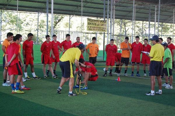 Los jugadores cumplen con las indicaciones. (Foto Prensa Libre: Alexander Coyoy)