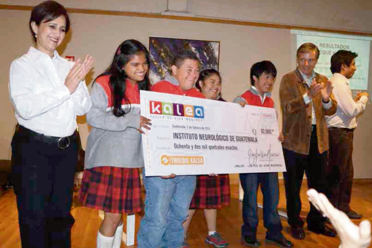 Niños del Instituto Neurológico de Guatemala reciben donativo logrado gracias a iniciativa local.