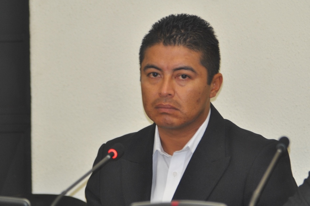 El subinspector de la PNC Juan Carlos García Santizo escucha la resolución de la jueza. (Foto Prensa Libre: María José Longo)