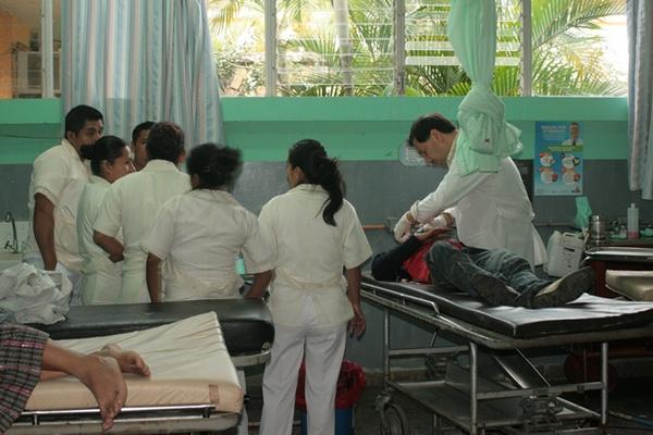 <span style="color: black;">Héctor González Choc, es atendido en el Hospital Regional Hellen Lossi de Laugerud de Cobán. (Foto Ángel Martín Tax)</span>